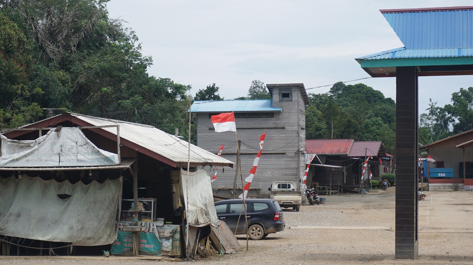 rumah burung walet di area keramaian