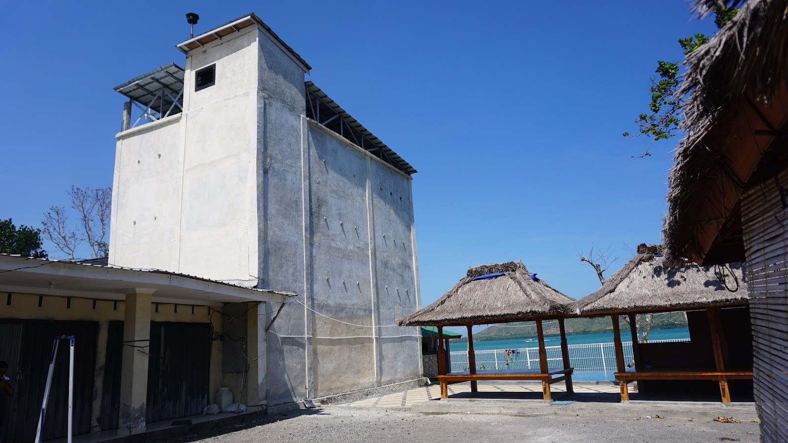 rumah burung walet di pinggir laut