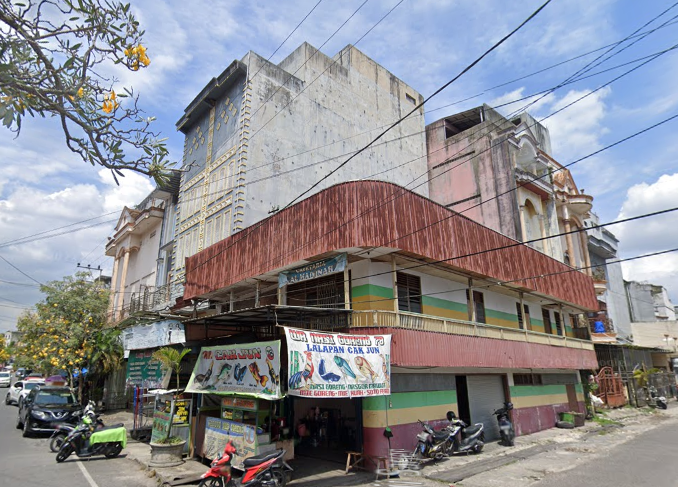 rumah burung walet di tengah kota