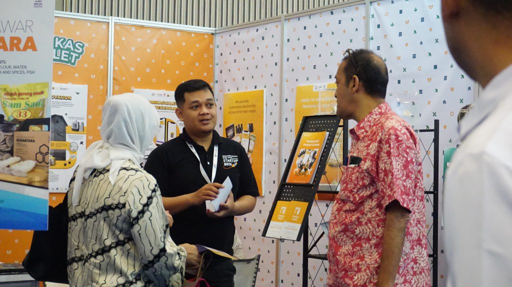 Pengunjung Booth Markaswalet di Trade Expo Indonesia 2024